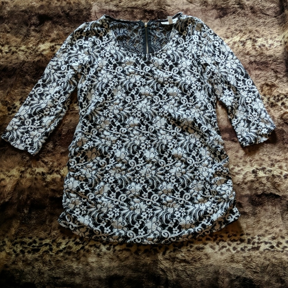 Jessica Simpson 3/4 sleeve maternity shirt